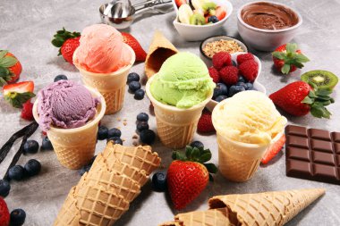 Farklı renk ve lezzetleri meyveler, fındık ve meyveleri ve vanilya dondurma kepçe kümesi 