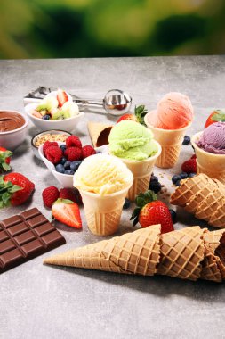 Farklı renk ve lezzetleri meyveler, fındık ve meyveleri ve vanilya dondurma kepçe kümesi 