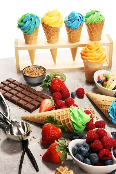 바닐라는 요구르트 소프트 아이스크림 피스타치오 블루베리와 블랙베리와 아이스크림 — 스톡 사진