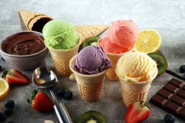 Farklı renk ve lezzetleri meyveler, fındık ve meyveleri ve vanilya dondurma kepçe kümesi 