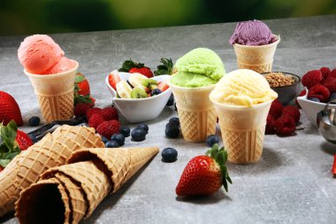 Farklı renk ve lezzetleri meyveler, fındık ve meyveleri ve vanilya dondurma kepçe kümesi 