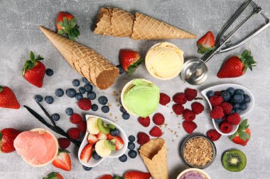 Farklı renk ve lezzetleri meyveler, fındık ve meyveleri ve vanilya dondurma kepçe kümesi 