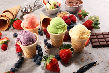 Farklı renk ve lezzetleri meyveler, fındık ve meyveleri ve vanilya dondurma kepçe kümesi 