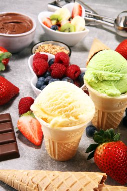 Farklı renk ve lezzetleri meyveler, fındık ve meyveleri ve vanilya dondurma kepçe kümesi 