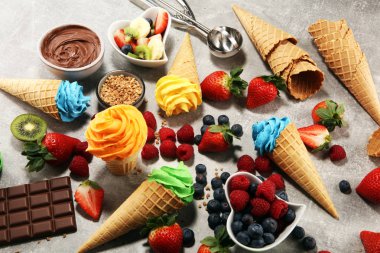 Vanilya yoğurt veya yumuşak kıvamlı dondurma waffle koni donmuş. Diffrent lezzet dondurma kivi ve antep fıstığı, mango ve limon, yaban mersini ve blackberry ile