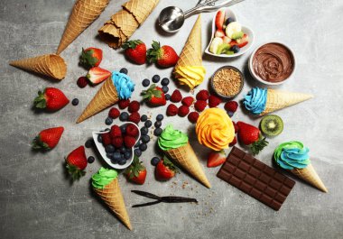 Vanilya yoğurt veya yumuşak kıvamlı dondurma waffle koni donmuş. Diffrent lezzet dondurma kivi ve antep fıstığı, mango ve limon, yaban mersini ve blackberry ile