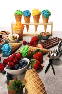 Vanilya yoğurt veya yumuşak kıvamlı dondurma waffle koni donmuş. Diffrent lezzet dondurma kivi ve antep fıstığı, mango ve limon, yaban mersini ve blackberry ile