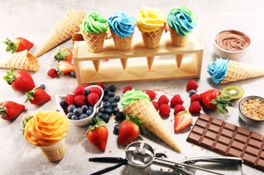 Vanilya yoğurt veya yumuşak kıvamlı dondurma waffle koni donmuş. Diffrent lezzet dondurma kivi ve antep fıstığı, mango ve limon, yaban mersini ve blackberry ile