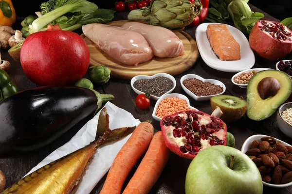 Sağlıklı gıda seçimi yeme temiz. meyve, sebze, tohum, superfood, tahıllar, yaprak sebze ve balık ve tavuk.