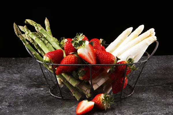 Witte Groene Verse Asperges Met Een Bos Van Gezonde Aardbeien — Stockfoto