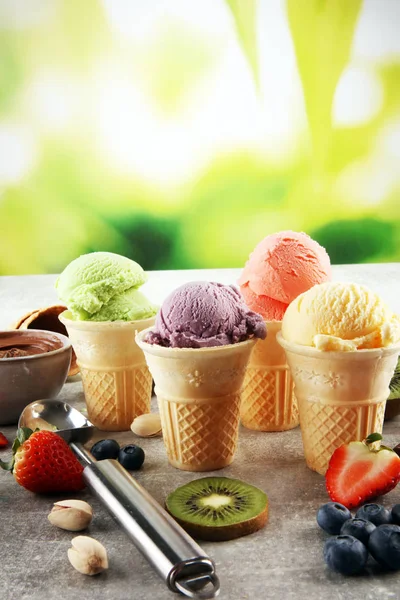 さまざまな色や果実 ナッツ バニラ風味のアイス クリーム スクープのセット — ストック写真