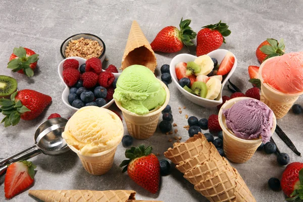 Sada Kopečky Zmrzliny Různých Barev Chutí Ovocem Oříšky Ovoce Vanilky — Stock fotografie