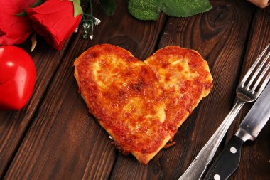 Sevgililer günü pizza karanlık rustik ahşap arka plan üzerinde kalp şeklinde. Sevgililer kalp pizza yemek