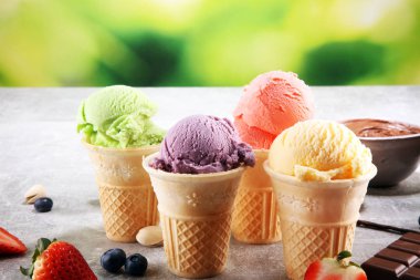 Farklı renk ve lezzetleri meyveler, fındık ve meyveleri ve vanilya dondurma kepçe kümesi 