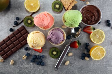 Farklı renk ve lezzetleri meyveler, fındık ve meyveleri ve vanilya dondurma kepçe kümesi 