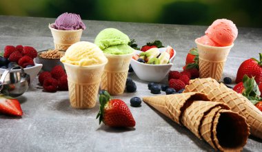 Farklı renk ve lezzetleri meyveler, fındık ve meyveleri ve vanilya dondurma kepçe kümesi 