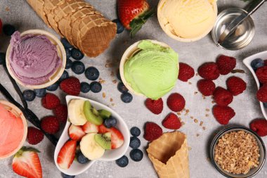 Farklı renk ve lezzetleri meyveler, fındık ve meyveleri ve vanilya dondurma kepçe kümesi 