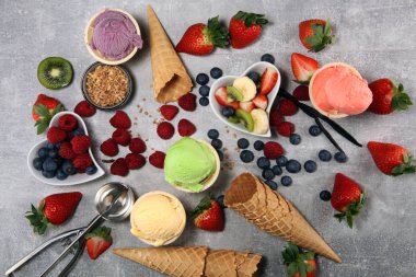 Farklı renk ve lezzetleri meyveler, fındık ve meyveleri ve vanilya dondurma kepçe kümesi 