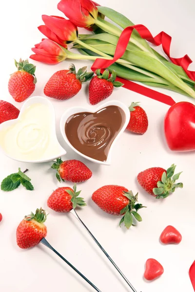 Valentine Chokladfondue Smälte Med Färska Jordgubbar Och Mörk Och Vit — Stockfoto