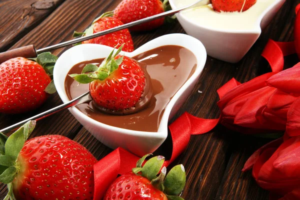San Valentín Fondue Chocolate Derretido Con Fresas Frescas Chocolate Oscuro — Foto de Stock