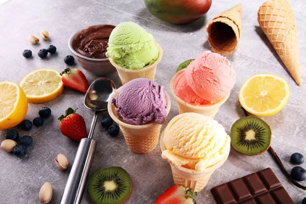 색깔의 견과류와 과일와 바닐라 아이스크림 — 스톡 사진