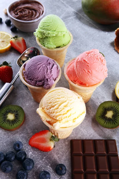 Sada Kopečky Zmrzliny Různých Barev Chutí Ovocem Oříšky Ovoce Vanilky — Stock fotografie