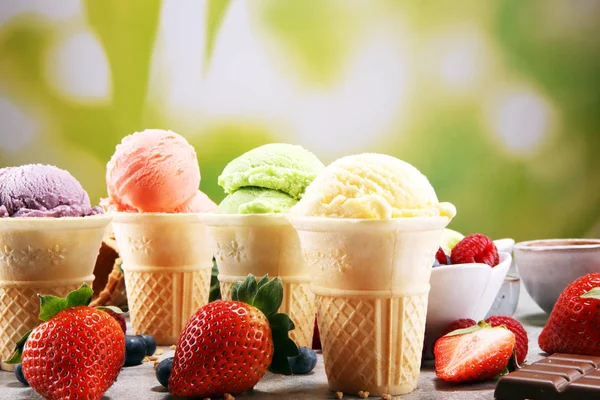 Σετ Μπάλες Παγωτό Διαφορετικά Χρώματα Και Γεύσεις Μούρα Καρύδια Και — Φωτογραφία Αρχείου