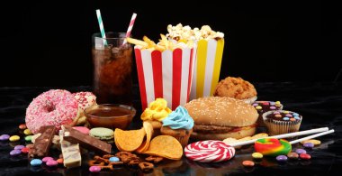 Sağlıksız ürünler. Yemek vücut, deri, kalp ve dişler için kötüdür. Fast karbonhidrat besin çeşitleri. 