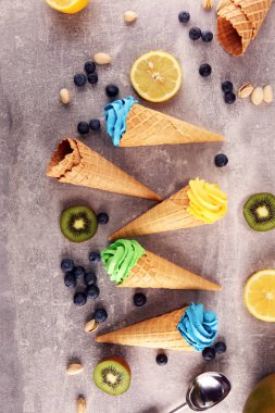 Vanilya yoğurt veya yumuşak kıvamlı dondurma waffle koni donmuş. Diffrent lezzet dondurma kivi ve antep fıstığı, mango ve limon, yaban mersini ve blackberry ile