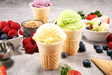 Farklı renk ve lezzetleri meyveler, fındık ve meyveleri ve vanilya dondurma kepçe kümesi 