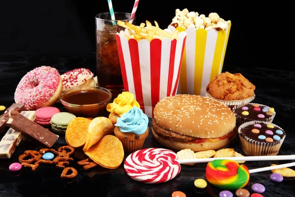 Sağlıksız ürünler. Yemek vücut, deri, kalp ve dişler için kötüdür. Fast karbonhidrat besin çeşitleri. 