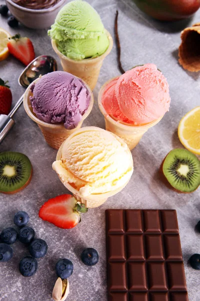 Σετ Μπάλες Παγωτό Διαφορετικά Χρώματα Και Γεύσεις Μούρα Καρύδια Και — Φωτογραφία Αρχείου