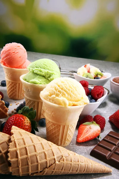 Conjunto de colheres de sorvete de diferentes cores e sabores — Fotografia de Stock