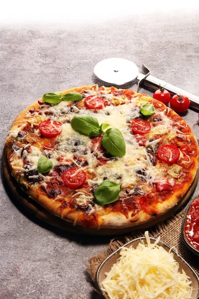 Vegetarische Italienische Pizza Mit Geschmolzenem Käse Roten Tomaten Und Grünem — Stockfoto