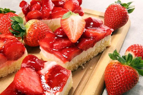 Aardbei Cake Veel Verse Aardbeien — Stockfoto