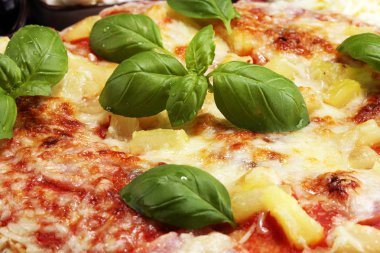 Lezzetli pizza ananas, jambon dilim, pastırma dilimi, mozzarella peyniri, pizza lokanta için rustik zemin üzerine sos ve kavram yemeye hazır. Pizza hawaii