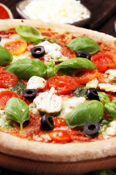 Pizza Mit Tomaten Mozzarella Schwarzen Oliven Und Basilikum Leckere Italienische — Stockfoto