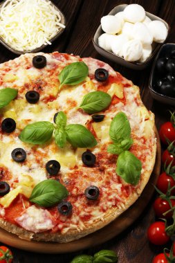 Lezzetli pizza ananas, jambon dilim, pastırma dilimi, mozzarella peyniri, pizza lokanta için rustik zemin üzerine sos ve kavram yemeye hazır. Pizza hawaii