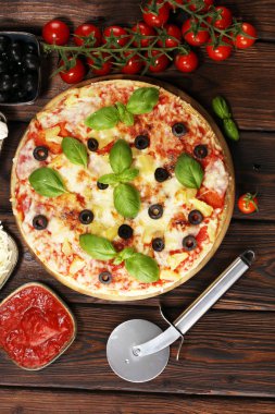 Lezzetli pizza ananas, jambon dilim, pastırma dilimi, mozzarella peyniri, pizza lokanta için rustik zemin üzerine sos ve kavram yemeye hazır. Pizza hawaii