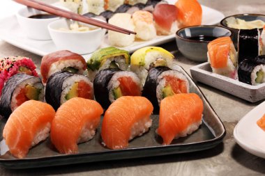 sashimi suşi kümesi çubuklarla kadar yakın ve soya - suşi rulo ile somon ve suşi rulo füme yılan balığı ile seçici odak.