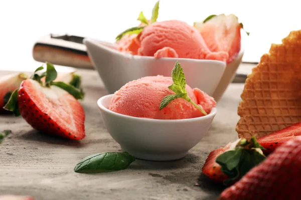 草莓冰淇淋勺与新鲜草莓和冰淇淋锥在乡村背景下 — 图库照片