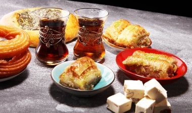 Orta Doğu ya da Arap yemekleri ve çeşitli meze, beton rustik arka plan. sambusak. Türk tatlı Fıstıklı Baklava. Helal Gıda. Lübnan 