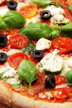 Pizza domates, mozzarella peyniri, Siyah Zeytin ve fesleğen. Lezzetli İtalyan pizza ahşap pizza yönetim kurulu üzerinde. İtalyan pizza