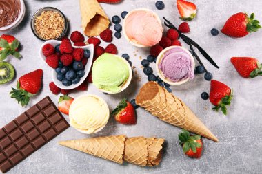 Farklı renk ve lezzetleri meyveler, fındık ve meyveleri ve vanilya dondurma kepçe kümesi 