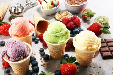 Farklı renk ve lezzetleri meyveler, fındık ve meyveleri ve vanilya dondurma kepçe kümesi 