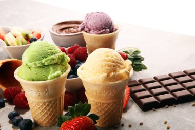 Farklı renk ve lezzetleri meyveler, fındık ve meyveleri ve vanilya dondurma kepçe kümesi 