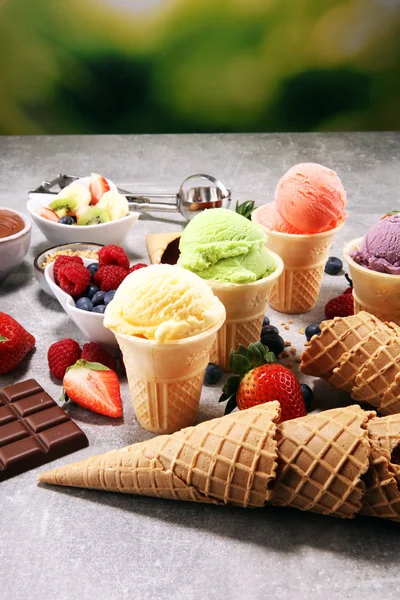 一套不同颜色和口味的冰淇淋勺 包括浆果 水果和香草 图库照片
