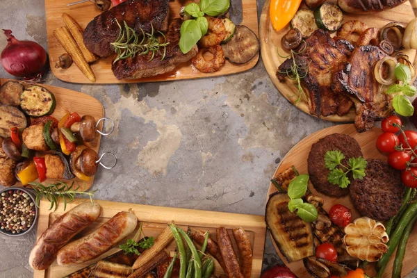 Geassorteerd Heerlijk Gegrild Vlees Met Groente Kruiden Rustieke Tafel — Stockfoto