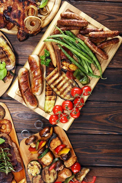 Geassorteerd Heerlijk Gegrild Vlees Met Groente Kruiden Rustieke Tafel — Stockfoto