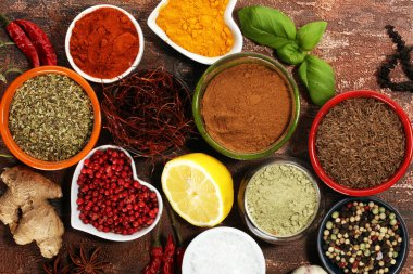 Baharat ve otlar masada. Yemek pişirmek için yemek ve mutfak malzemeleri